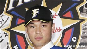 台灣強打王柏融與日本職棒火腿隊簽約。（記者林士傑/攝影）
