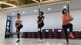 ▲3位國民黨立委示範TRX。（圖／記者林仕祥攝）