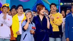 中國大陸最近有一名清潔工阿姨暴紅，因為天籟金嗓登上中國歌唱節目舞台，唱歌感動眾人，連歌手梁靜茹都忍不住跟著一起合唱，以歌唱實力獲得掌聲，真可說是英國蘇珊大嬸的翻版！（圖／翻攝自騰訊視頻）