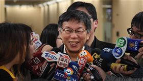 2020民調支持度領先  柯文哲要媒體別再問台北市長柯文哲（中）16日在市府被媒體詢問，就2020總統大選民調支持度超越總統蔡英文與前新北市長朱立倫一事表示，網路聲量和支持度是兩回事，要媒體別再問這個問題。中央社記者王飛華攝  108年1月16日