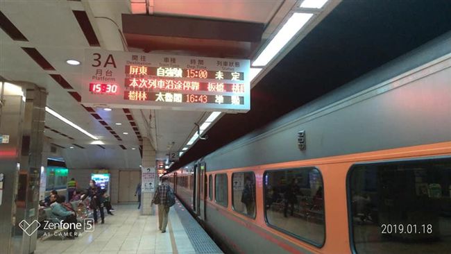 自強號沒電南下軌道剩一股　網：塞爆