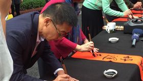 ▲民進黨立委許智傑認真揮毫。（圖／記者林仕祥攝）