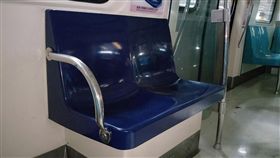 北捷部分列車試辦博愛座加裝扶手台北捷運公司表示，為提升服務品質，18日起在高運量的淡水信義線、板南線、中和新蘆線、松山新店線列車部分車廂試辦博愛座增設扶手，為期6個月，後續將再評估續辦可行性。（台北捷運公司提供）中央社記者梁珮綺傳真　108年1月18日