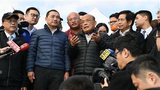 敵人變麻吉？蘇侯同場竟「一起這樣」