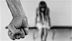 虐童,打小孩,打人,痛毆,家暴。（圖／翻攝自）