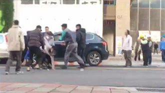 服務處外大亂鬥　應曉薇嚇得趴地蒐證