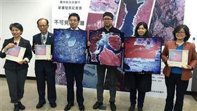 農航所空拍台灣之美60載　集結成冊發表農委會林務局農林航空測量所18日在台北舉行「不可見的台灣：農航影像下的異視界」新書發表記者會，書中記錄60年來空拍台灣的地景之美，帶領民眾從不同角度看見台灣。中央社記者楊淑閔攝　108年1月18日