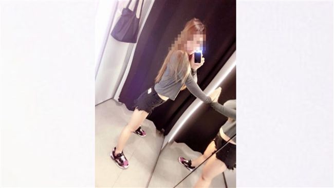 白皙正妹秀辣腿自拍　鏡中世界全露餡