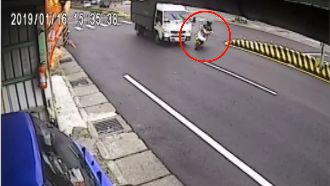 剛下班就出事　騎士左轉遭貨車撞飛