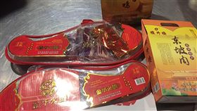 台籍旅客攜金華火腿東坡肉入境　遭罰20萬財政部關務署台北關18日晚間表示，台籍旅客紀姓男子搭乘廈門航空班機自陸返台，經海關執勤關員攔查，在紀男手提行李內查獲未申報的金華火腿2公斤、東坡肉1公斤、雞肉1公斤，依法開罰新台幣20萬元。（關務署台北關提供）中央社記者邱俊欽桃園機場傳真　108年1月18日