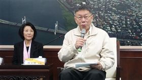 柯文哲：組政黨還在想　參選2020一切隨緣台北市長柯文哲（右）18日受訪時重申，組政黨這件事「還在想」；至於外界解讀組黨是參選2020的第一步，他說，「一切隨緣」。中央社記者梁珮綺攝　108年1月18日