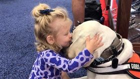 好暖！默默陪她20分鐘　女孩卸下心防深吻服務犬（圖／翻攝自Reddit@DeeToTheWee）