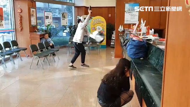 男舉槍搶劫！演練太逼真　女嚇到腿軟