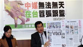 港媒涉違法跟拍　羅致政：暴露國安漏洞民進黨立委羅致政（右）18日上午在立法院召開記者會，針對香港大公報記者涉違法跟監一事表示，這是無法無天、侵門踏戶、公然跟監，也暴露出國安問題。中央社記者施宗暉攝　108年1月18日