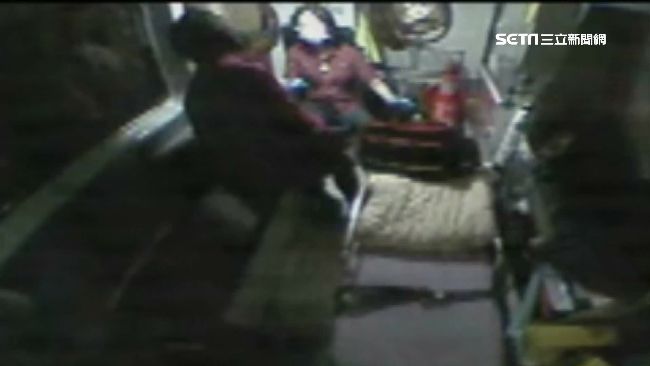 婦深夜叫救護車　上車竟狂揍消防員