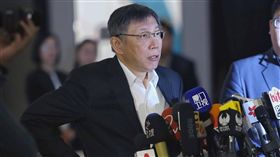 柯文哲受訪  媒體關注兩岸一家親台北上海雙城論壇20日上午在晶華酒店登場，台北市長柯文哲（左）在開幕式後受訪，媒體針對「兩岸一家親」議題頻頻提問。中央社記者徐肇昌攝  107年12月20日