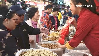 迪化街開賣人潮多！年貨悄漲破3成