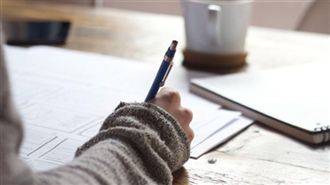 爸助攻女兒寒假作業　萬人看傻：太誇張了