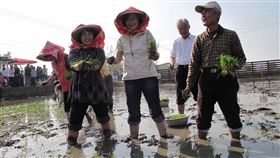 蔡英文十年前與崑濱伯下田畫面