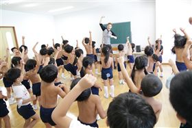 日本「裸體幼稚園」…宣稱回歸大自然　不分男女脫光上課！（圖／翻攝自第二ひかり幼稚園官網）