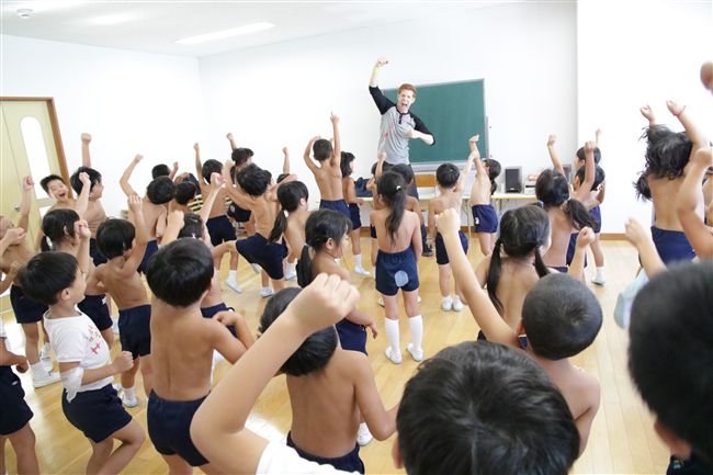 幼稚園推裸體教育！身上幾根毛全看光
