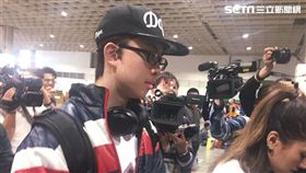 孫安佐一出現就受到大批媒體包圍，他直呼：「好熱！」。（圖／記者蕭翰弦攝影）