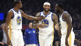 ▲勇士「五星陣」首度合體接戰，（左起）杜蘭特、卡森斯、格林。（圖／美聯社／達志影像）