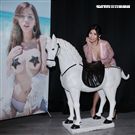 超級正妹甜心Q匠擁有32E、24、35的火辣身材，出版性感「極限上空」寫真書。（記者邱榮吉/攝影）