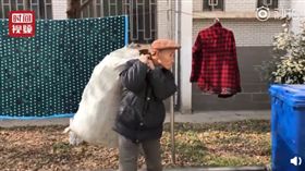 心酸！為存錢給孫子發紅包…7旬老夫婦瞞家人「撿破爛」（圖／翻攝自秒拍）