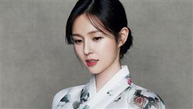 南韓JTBC電視台26歲美女主播趙秀愛，2018年11月底突然請辭，接著火速跟大她13歲的斗山集團會長長子朴瑞元步入禮堂。(IG)