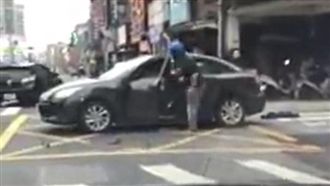 不滿轎車小巷鑽出　男抓狂敲爛整台車