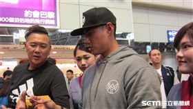 ▲陳偉殷在機場抽獎送帽T。（圖／記者蕭保祥攝影）