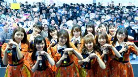 AKB48 TEAM TP一現身就吸引將近五百位鐵粉簇踴 。（圖／好言娛樂）