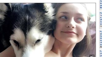 專屬印記！正妹將愛犬骨灰「紋背上」