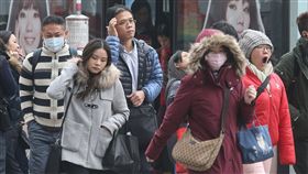 耶誕節冷氣團報到  注意保暖耶誕節冷氣團報到，北台灣較冷，白天高溫約攝氏20度左右，台北市25日早上上班時間不少人穿著厚外套戴口罩出門。中央社記者謝佳璋攝  106年12月25日