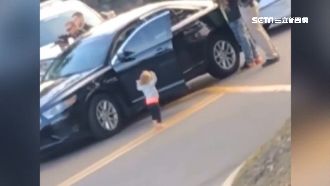 警方圍捕　下車投降的竟是1歲女娃…