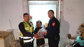 處處有溫情　警員暖心幫助拾荒夫婦（圖／翻攝自警察局岡山分局臉書）