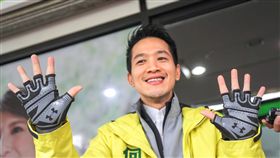 何志偉：與柯文哲是保持美好距離台北市立委補選，民進黨徵召市議員何志偉（圖）參選，何志偉15日下午從競選總部出發到大同區進行車隊掃街時受訪表示，跟台北市長柯文哲是保持美好的距離。中央社記者裴禛攝　107年12月15日