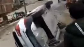 影／中國強推火葬竟「砸棺搶屍」民眾怒推翻警車（圖／翻攝自YouTube全民挺郭联盟）