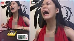 隨著網路直播興起，不少人開始當起直播主「賣東西」，搶賺商機。有一名爆乳女直播主日前在臉書開直播拍賣，結果賣到一半時，她的表情瞬間變猙獰，看起來非常痛苦。其他網友看到後，紛紛歪樓地說：「可能玩具漏電了！」（圖／翻攝自爆怨公社）