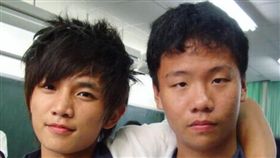 阿翰班草同學10年前似炎亞綸　現狀曝光網讚：沒有走鐘！（圖／翻攝自阿翰po影片臉書）