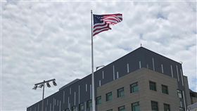 AIT新館落成  美國國旗飄揚（1）歷時9年、耗資約2.55億美元（約新台幣76億元）打造的美國在台協會內湖新館12日落成，美國國旗在旗桿上飄揚。中央社記者王飛華攝  107年6月12日