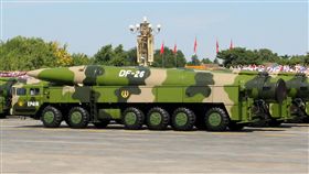 美國防情報研析中國軍力（2）美國國防情報局發布新的中國軍力報告指出，中國日益威脅美軍優勢，尤其高超音速武器與中遠程飛彈，恐已領先美國。圖為中國2015年九三閱兵時的東風26（DF-26）彈道飛彈。中央社陳亦偉攝  108年1月16日