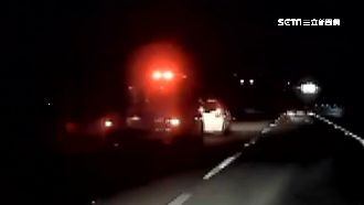 惡劣！無視救護車鳴笛惡意擋道60秒