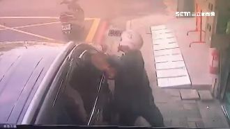 買早餐衰遇破窗賊！轎車遭洗劫一空