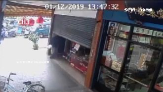 死神擦身過…轉身進屋鐵捲門瞬間砸落