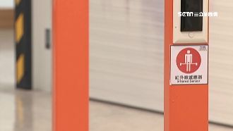 傳統鐵捲門意外多！可加裝紅外線感應