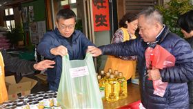 寒冬送暖持續9年　蔡其昌：盼愛心關懷弱勢為了讓弱勢家庭能獲得溫飽，立法院副院長蔡其昌（左）邀集慈善團體募集物資，20日分別在台中市清水服務處及大甲服務處前舉辦「溫馨關懷寒冬送暖」活動。（蔡其昌服務處提供）中央社記者郝雪卿傳真 108年1月20日