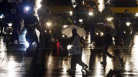 愈晚愈冷　注意保暖（1）寒流報到，9日起愈晚愈冷。台北市衛生局提醒，清晨5至6時、晚間8至9時這2個時段，氣溫低容易導致血管收縮，誘發心臟病、急性中風，民眾要加強保暖。中央社記者郭日曉攝　107年1月9日