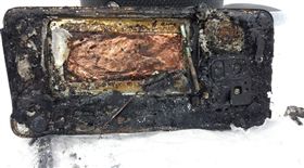 手機,燒焦,火爐,防水（圖／翻攝自爆怨公社）